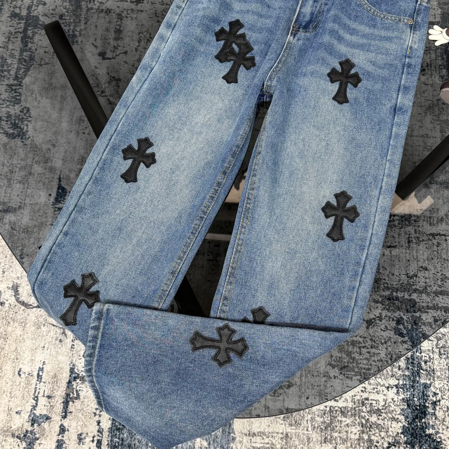P230 Chrome Hearts CH/Chrome Hearts Classic Blue Pants Black Cross Patched Leather Jeans. Original purchased and patterned. Really restores the ultimate texture of Vintage. Special Italian cowhide print and then cut. Customized sheepskin three-layer thick line leather. The whole body is spliced in heavy water washing process. Craftsmen hand-splashed ink. You can see the details. Three-dimensional cutting version. Loose and comfortable. Not picky on the figure. Makes taller and slimmer. Factory Seiko. Original quality control. Same style for men and women. Can be matched with couples. Versatile recommendation. Essential jeans for all seasons Color: blue Size: 28-36 (S-XXL)